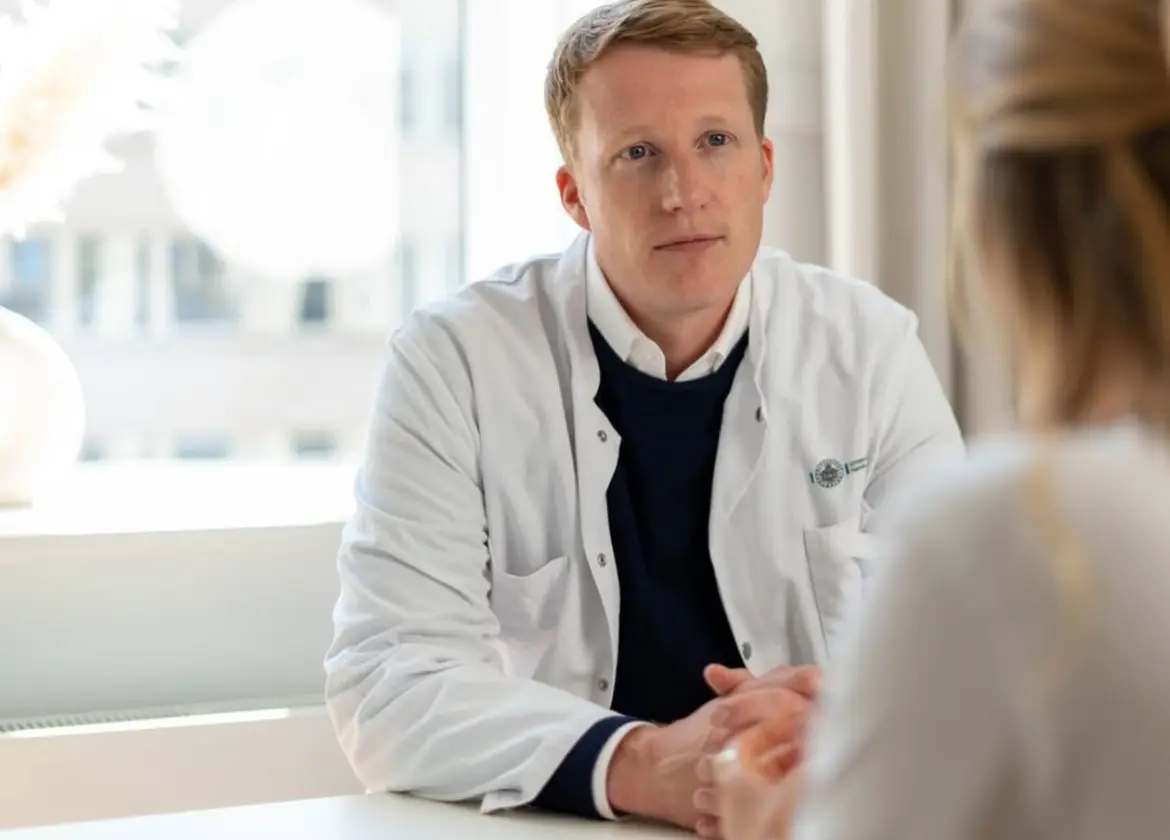 Dr. Simon Dulz Eyelid Aesthetics